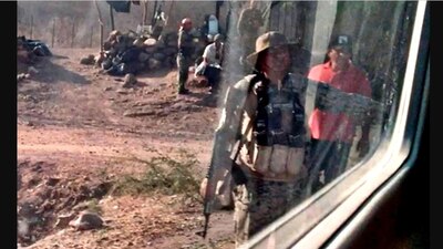 Ayer, un grupo de hombres armados revisaron la camioneta de los reporteros