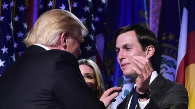 El presidente electo durante su celebración con el marido de Ivanka y consejero político, Jared Kushner