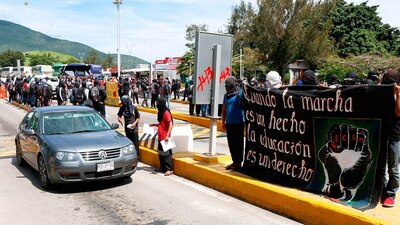 Los jóvenes repartieron volantes explicando las razones de la manifestación