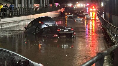 Los autos quedaron debajo del agua; conductores abandonaron las unidades