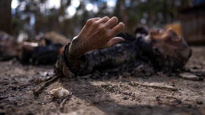 El cuerpo calcinado de un hombre junto con cinco personas más, yace en Bucha