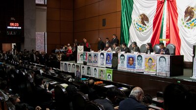 Padres de los 43 normalistas de Ayotzinapa fueron con los legisladores el 23 de noviembre