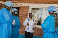 Médicos que combaten el ébola en Congo denuncian falta de pago y horarios extensos