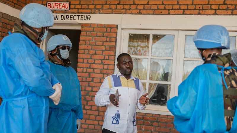 Médicos que combaten el ébola en Congo denuncian falta de pago y horarios extensos