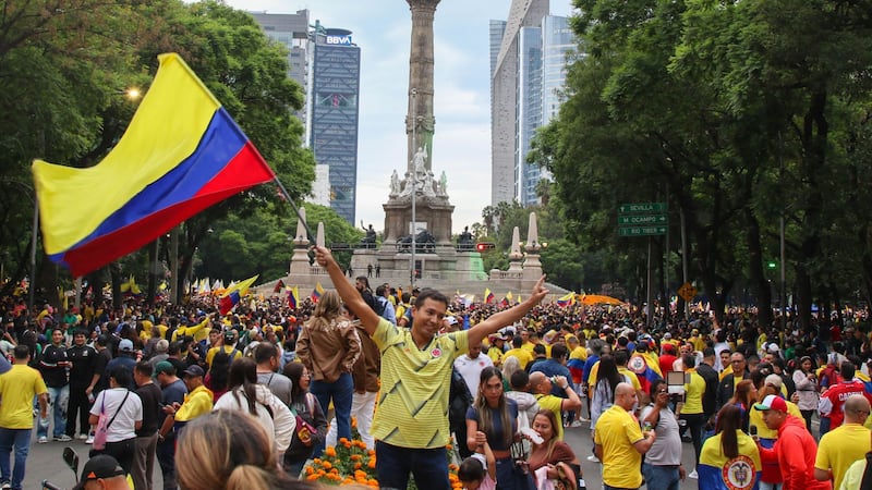 Ángel de la Independencia vive ‘invasión’ de aficionados colombianos previo al duelo ante Uzbekistán
