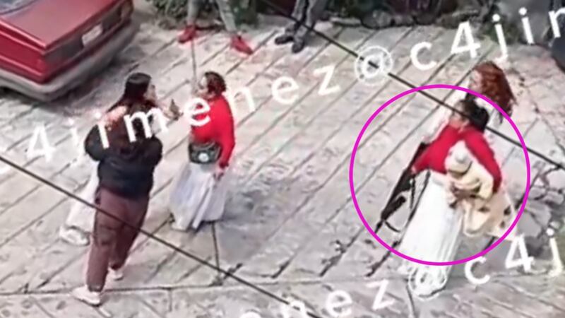 VIDEO: En medio de una riña entre santeros, mujer que cargaba a su bebé saca un arma