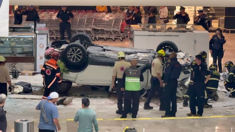 Auto cae desde el tercer nivel de Plaza Lilas, en CDMX; hay una mujer herida