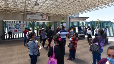 Familiares de pacientes con COVID-19 esperan afuera de un hospital