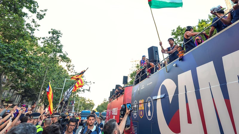 Lamine Yamal ondea la bandera palestina en el desfile de celebración del título del Barcelona