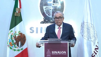 CIUDAD DE MÉXICO, 01MAYO2016.- Rubén Rocha Moya, gobernador de Sinaloa, anuncio que pidió licencia temporal ante el Congreso del Estado, para no responder a las acusaciones de Estados Unidos que lo vigilan con un grupo criminal, por la tarde la FGR anuncio que abría una investigación por estos señalamientos. El mandatario defendió su inocencia y dijo que responderá ante las instancias competentes. FOTO: GOBIERNO DE SINALOA/CUARTOSCURO.COM
