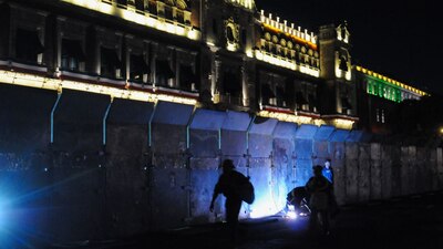 Fueron colocadas desde la noche del lunes, previendo una larga jornada de protestas