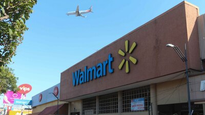 AMLO otorgó licencia a Walmart para mantener precios de canasta básica