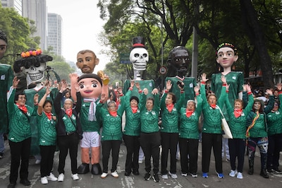 de personas se dieron cita para participar en la "ola más grande del mundo" y establecer un Récord Guinness. El intento fue realizado sobre paseo de la Reforma a la altura del Ángel de la Independencia.