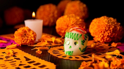 El Día de Muertos es una celebración fundamental en la que se honra la memoria de los seres queridos que ya no están