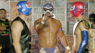 Edelman (izquierda) y Amendola (derecha) se pusieron máscaras para enfrentarse