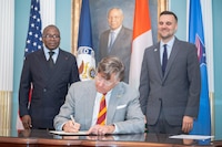 Landau amaga con quitar visas a quienes celebren el asesinato de Charlie Kirk