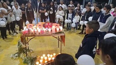 Compañeros de los menores fallecidos los recordaron entre rezos