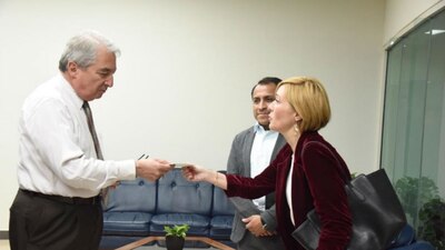 Los legisladores de Morena (derecha) devolvieron los boletos de cortesía para el festival