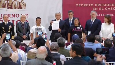 El presidente mexicano junto a familiares de los normalistas desaparecidos