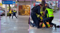 VIDEO: Policía se enfrenta a golpes con un hombre afuera del Metro San Antonio Abad