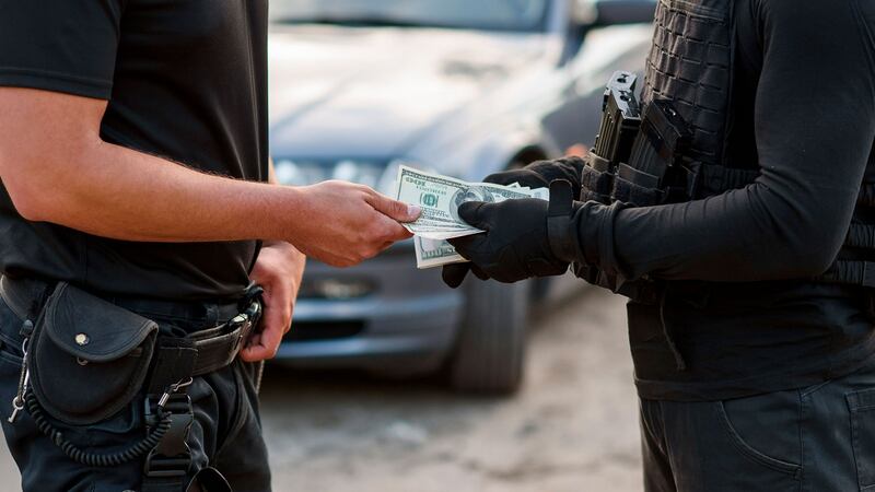 Caen 5 policías capitalinos con drogas y medicamentos presuntamente robados