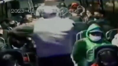 Entre los pasajeros había mujeres y hombres. Todos fueron presionados a entregar sus pertenencias bajo la amenaza de un arma de fuego.