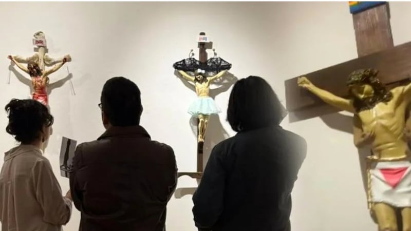 Exposición de Cristos decorados con motivos LGBTI+ desata polémica; católicos exigen disculpas