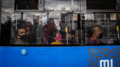 Los capitalinos se protegen en los lugares público del COVID19.