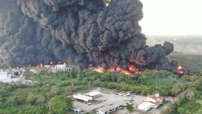 Reportan incendio en Centro, Tabasco; las llamas se alimentaron de bidones de combustible