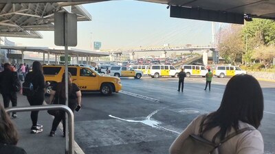 De acuerdo con reportes, un grupo de taxistas mantienen la zona sin paso