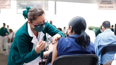 Se espera inocular a 2.7 millones de maestros con la vacuna de Moderna