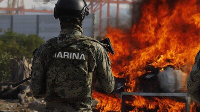 Ha detectado la venta por internet de equipos militares cascos, chalecos y armas.