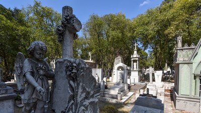 Los padres al enterarse del hallazgo, fueron al panteón a revisar la tumba del menor y fueron amenazados