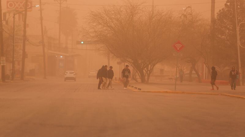Tolvanera ‘pinta’ de naranja el cielo de Chihuahua y obliga al cierre de carreteras