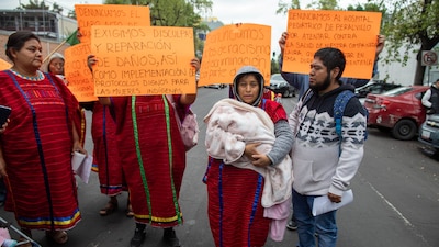 Familia triqui denuncia discriminación tras retención de su bebé para hacerle una prueba de ADN