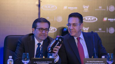 El secretario de Economía, Ildefonso Guajardo, y el gobernador de Hidalgo, Omar Fayad durante el anuncio