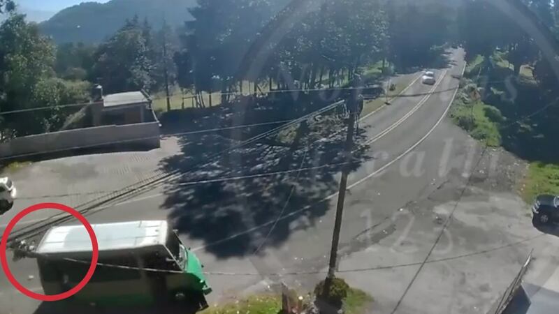 Motociclista invade carril y termina muerto tras chocar con microbús