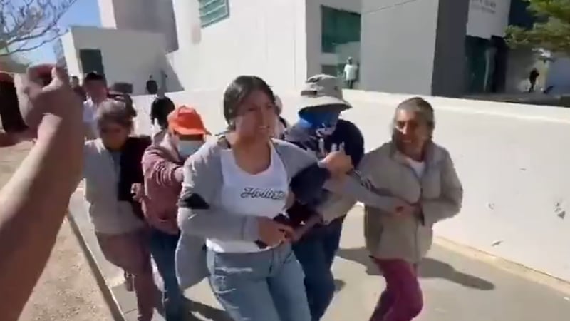 Pobladores retienen por la fuerza a la alcaldesa de San Agustín Amatengo en el Congreso de Oaxaca