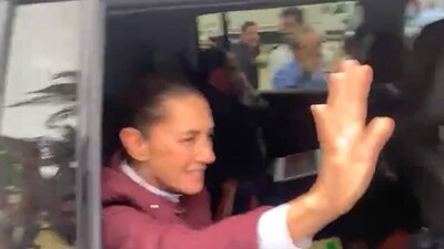 La Presidenta saludó a algunas personas que se acercaron a hacerle peticiones
