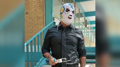 El maestro enmascarado da clases con su estilo de lucha libre