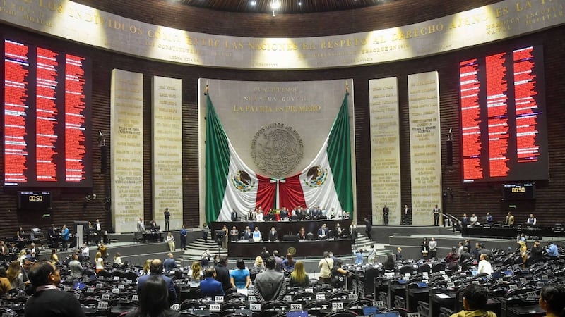 Comisiones avalan ‘Ley Antimemes’; oposición alerta por riesgos a la libertad de expresión