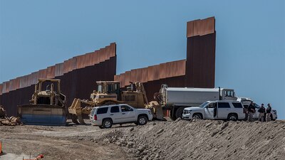 El presidente Donald Trump acudió a la frontera entre México y EU para supervisar la construcción del segundo