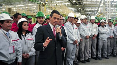 El presidente Peña durante la inauguración de una planta de Nissan en Aguascalientes, en 2013