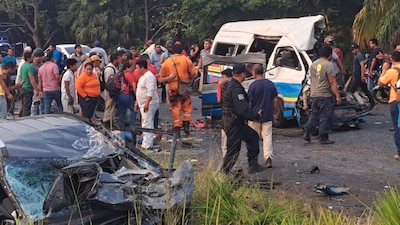 Servicios de emergencia colaboraron para sacar los cuerpos