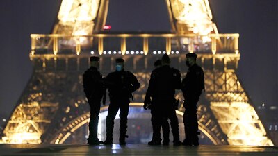 Policías patrullan la plaza Trocadero cerca de la Torre Eiffel