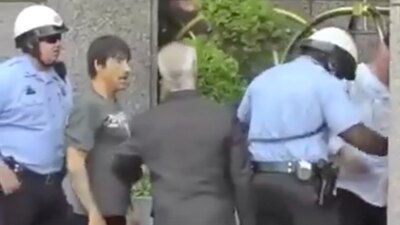 Los guardias agredieron al vocalista de los Red Hot