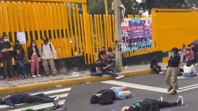 Varios estudiantes se manifestaron para protestar por el ataque contra su compañera