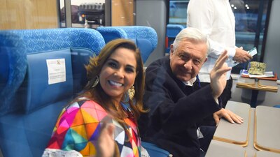 El Presidente saludó a los presentes desde uno de lis vagones del tren Xinba