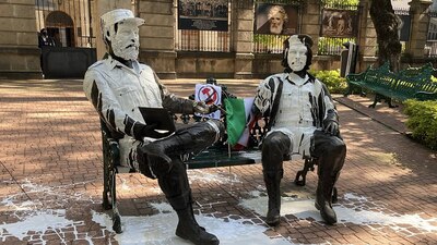 Dos personas que ya fueron detenidas lanzaron pintura en el "Monumento Encuentro" en Parque Tabacalera