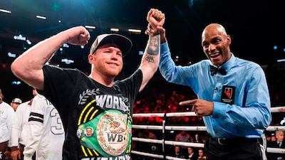 El boxeador sólo sonrió a la distancia y siguió su camino